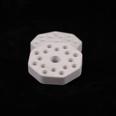 Khả năng chống sốc nhiệt của gốm Mullite 250 với hệ số giãn nở nhiệt từ 4.5 đến 5.5 × 10⁻⁶ trên Kelvin và độ cứng từ 7 đến 8 Mohs, được sử dụng trong các hệ thống bảo vệ nhiệt.