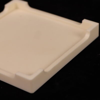 Tỷ lệ Poisson 0.25 Khay gốm nhôm oxit  Với độ bền điện môi từ 18 đến 20 KV trên milimet và độ bền uốn từ 200 đến 400 MPa