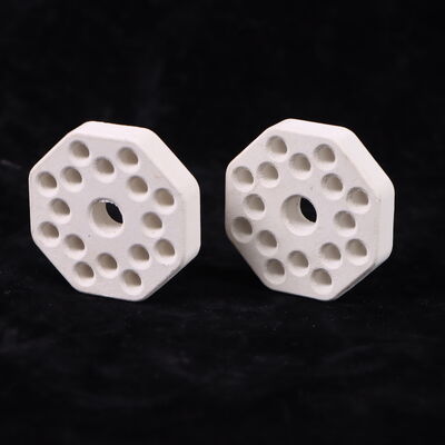 Khả năng chống sốc nhiệt của gốm Mullite 250 với hệ số giãn nở nhiệt từ 4.5 đến 5.5 × 10⁻⁶ trên Kelvin và độ cứng từ 7 đến 8 Mohs, được sử dụng trong các hệ thống bảo vệ nhiệt.