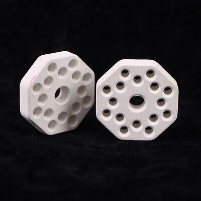 Khả năng chống sốc nhiệt của gốm Mullite 250 với hệ số giãn nở nhiệt từ 4.5 đến 5.5 × 10⁻⁶ trên Kelvin và độ cứng từ 7 đến 8 Mohs, được sử dụng trong các hệ thống bảo vệ nhiệt.