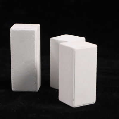 Độ bền nén nguội lớn hơn 90MPA, trụ lò nung được cấu tạo từ Corundum Mullite và mật độ 2.8g/cm3, được thiết kế để hoạt động hiệu quả trong các hệ thống lò nung công nghiệp.